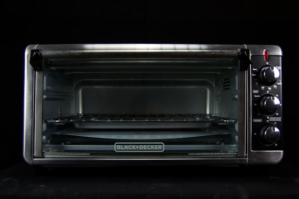 电竞视频制作后台，屏幕上显示多路视频流与剪辑时间轴